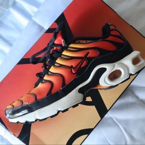AIR MAX PLUS | Black/Pimento-Bright Ceramic
